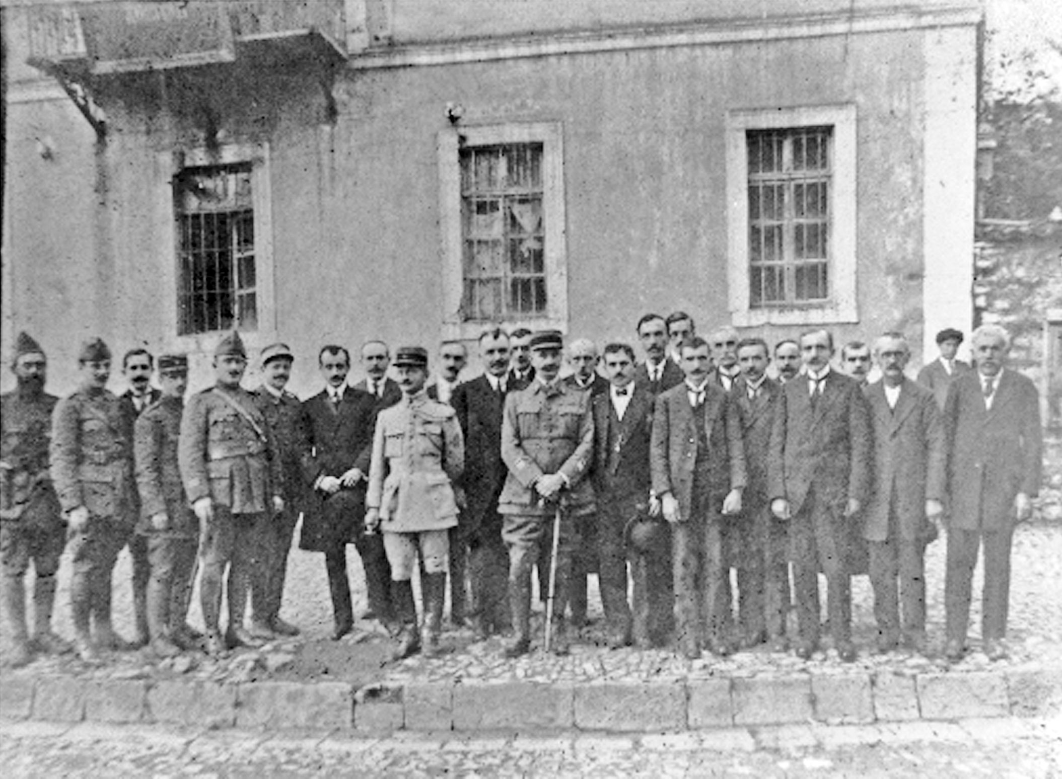 Autoritetet-shqiptare-dhe-franceze-te-Republikes-se-Korces-korrik-1917.