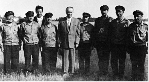 Enver Hoxha me ushtarakë të Gardës së Republikës, i shoqëruar nga Llambi Peçini