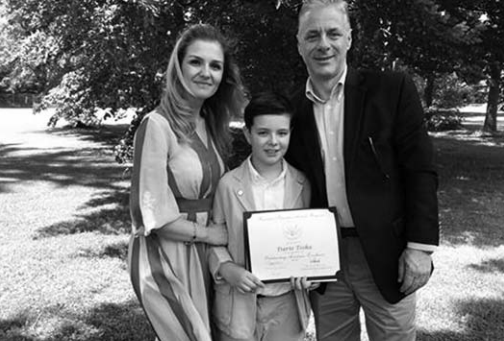 Dario Toska me prindërit pas marrjes së medaljes