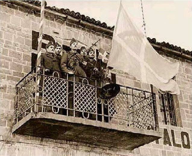  22 nëntor 1940- Oficerë grekë në ballkonin e Bashkisë së Korçës duke festuar triumfin ndaj italianëve. Foto është marrë nga arkivat greke. Botohet për herë të parë: Armand PLAKA © të gjitha të drejtat të rezervuara
