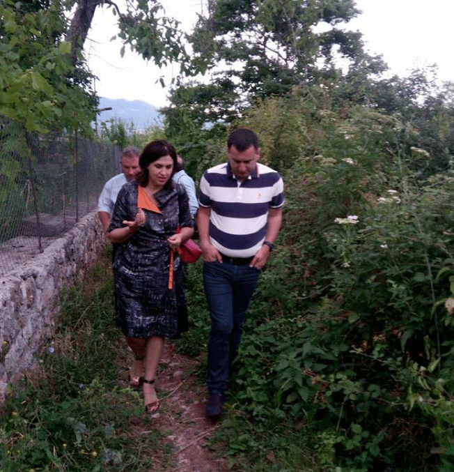 Drejtoresha e AIDSSH-së, Gentiana Sula dhe kryetari i Bashkisë së Librazhdit, Kastriot Gurra, duke shkuar te rrënojat e shtëpisë së Genc Lekës në Bërzeshtë