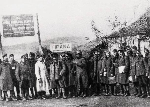 Dimër 1940-’41: Formacione ushtarake greke në territorin shqiptar pas fitoreve ndaj italianëve, duke paralajmëruar marshimin deri në Tiranë. Foto është marrë nga arkivat greke. Botohet për herë të parë: 