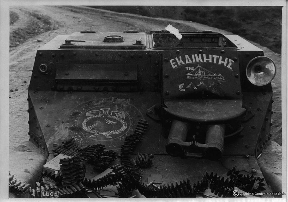 Pranverë1941: Tanke greke të dëmtuara e të kapura më pas nga italianët pas tërheqjes së grekëve në zonën e Pogradecit. Marrë nga arkivat e shtetit italian.