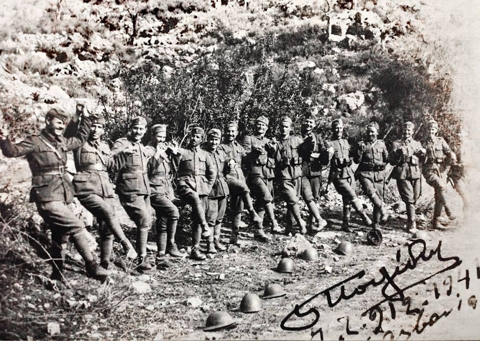 Dimër 1940-‘41: Ushtarë grekë duke vallëzuar rreth një turme helmetash italianësh të vrarë në territorin shqiptar. Marrë nga arkivat greke. 