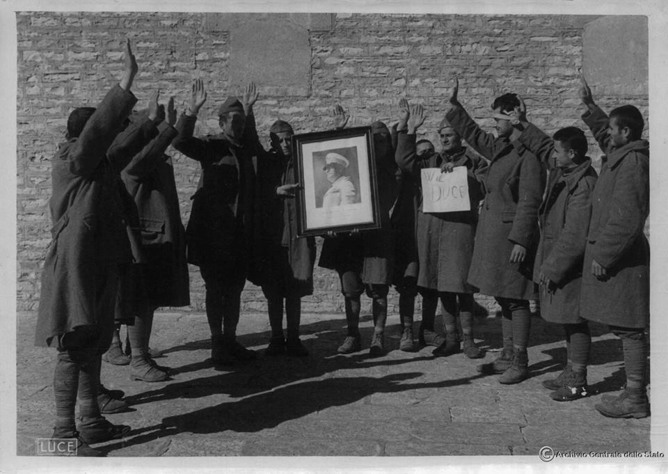 1940-1941: Robër grekë të luftës, të detyruar të përshëndesin liderin e fashistëve, në muret e Kalasë së Gjirokastrës. Marrë nga arkivat italiane. 