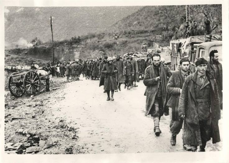 1940: Robër italianë të luftës, shoqëruar nga ushtarët grekë pas betejës së Këlcyrës në territoret e pushtuara shqiptare. Marrë nga arkivat greke. 