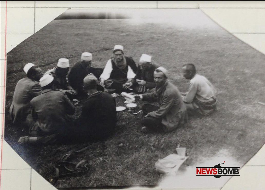 Luftëtarë të Ballit Kombëtar, në vaktin e drekës duke ngrenë supë, gjatë luftës në 1943
