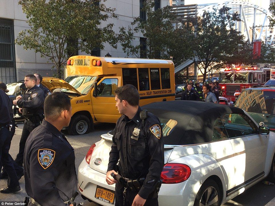 45E07DBA00000578-5036717-The_scene_of_a_shooting_in_downtown_Manhattan_on_Tuesday_afterno-a-56_1509480106246