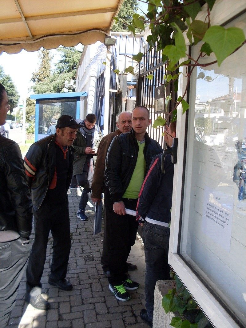 Banore nga Gora e Kukesit para konsullates bullgare ne Tirane ne pritje per te dorezuar dokumentat