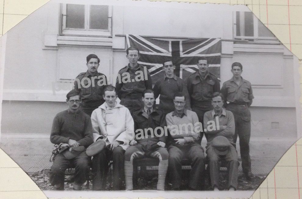 Oficerët britanikë në shtëpinë e misionit kur vendi sapo ishte çliruar. Oficerët Backrou, Still, Rogers, Nichols, Nuxtable, Neuell, Lyon, Oliver, Thornton dhe Andreu