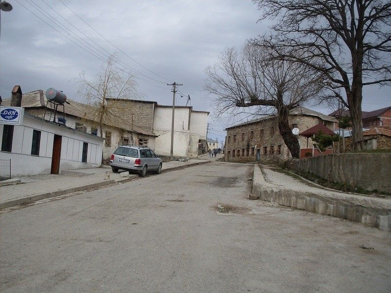 Qendra e boshatisur e fshatit qe para vitit 1990 numeronte 2mije banore