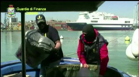 Droga e armi: traffico Albania-Sicilia, arresti della Gdf