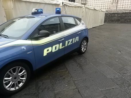 Una volante della Polizia nel centro di Perugia, in una recente immagine d'archivio. ANSA/