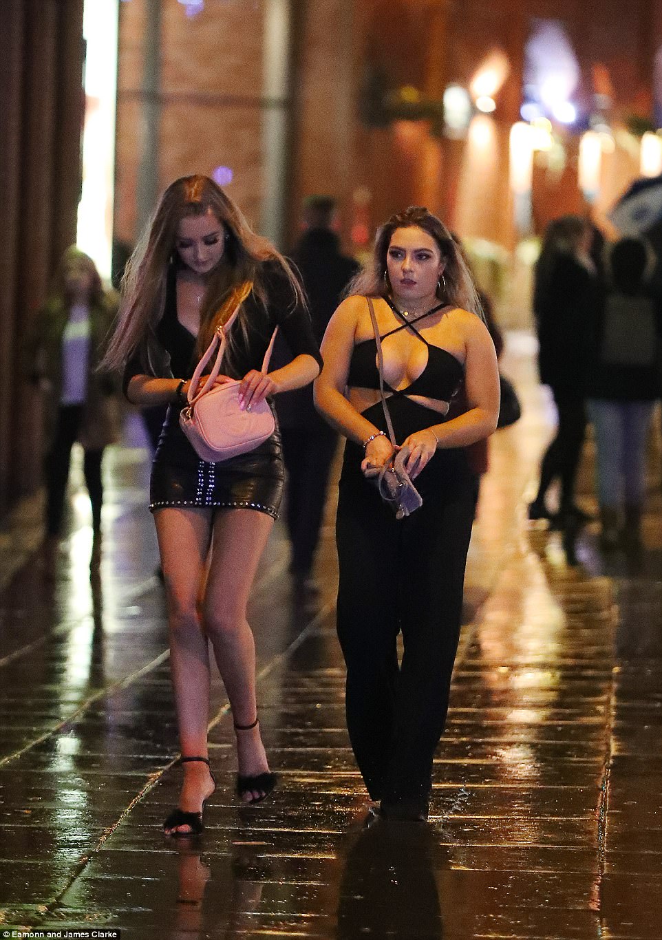47AB449F00000578-5225397-Party_goers_in_Manchester_city_centre_braved_the_rain_to_enjoy_t-a-22_1514791408895