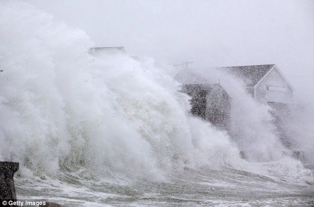 47C1C7B200000578-5239217-A_wave_crashes_over_homes_on_Lighthouse_Rd_in_Scituate_Massachus-a-34_1515164222549