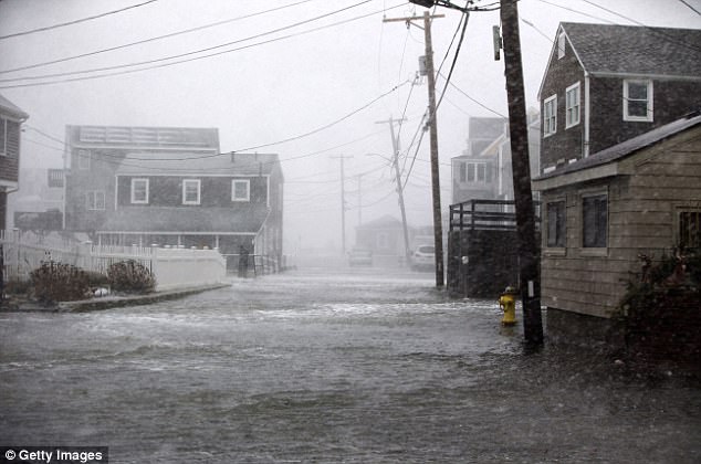 47C1CD6100000578-5239217-Lighthouse_Road_in_Scituate_Massachusetts_begins_to_flood_as_a_m-a-36_1515164222632