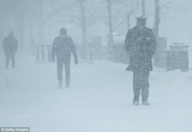 47C1D62600000578-5239217-People_walk_through_the_streets_of_Boston_as_snow_falls_from_a_m-a-99_1515164225668