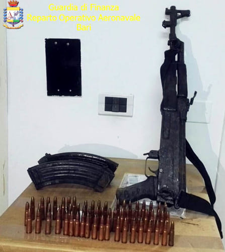 Il Kalashnikov trovato sul gommone albanese-2