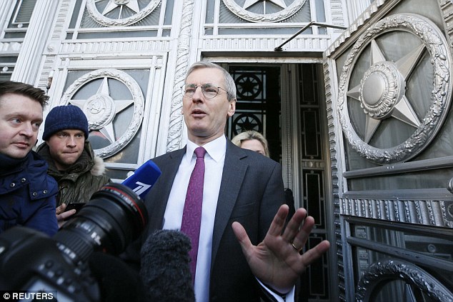 Ambasadori britanik në Rusi Laurie Bristow i drejtohet medias duke lënë Ministrinë e Jashtme ruse në Moskë. Ai u përjashtua nga vendi krahas 22 diplomatëve të tjerë