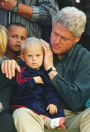 Clinton mes refugjatëve kosovarë në Shkup