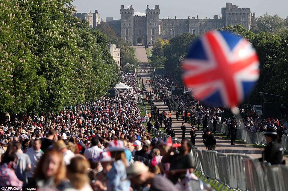 4C6B392300000578-5747477-Crowds_of_royal_enthusiasts_have_gathered_near_Windsor_Castle_ho-a-57_1526719654514