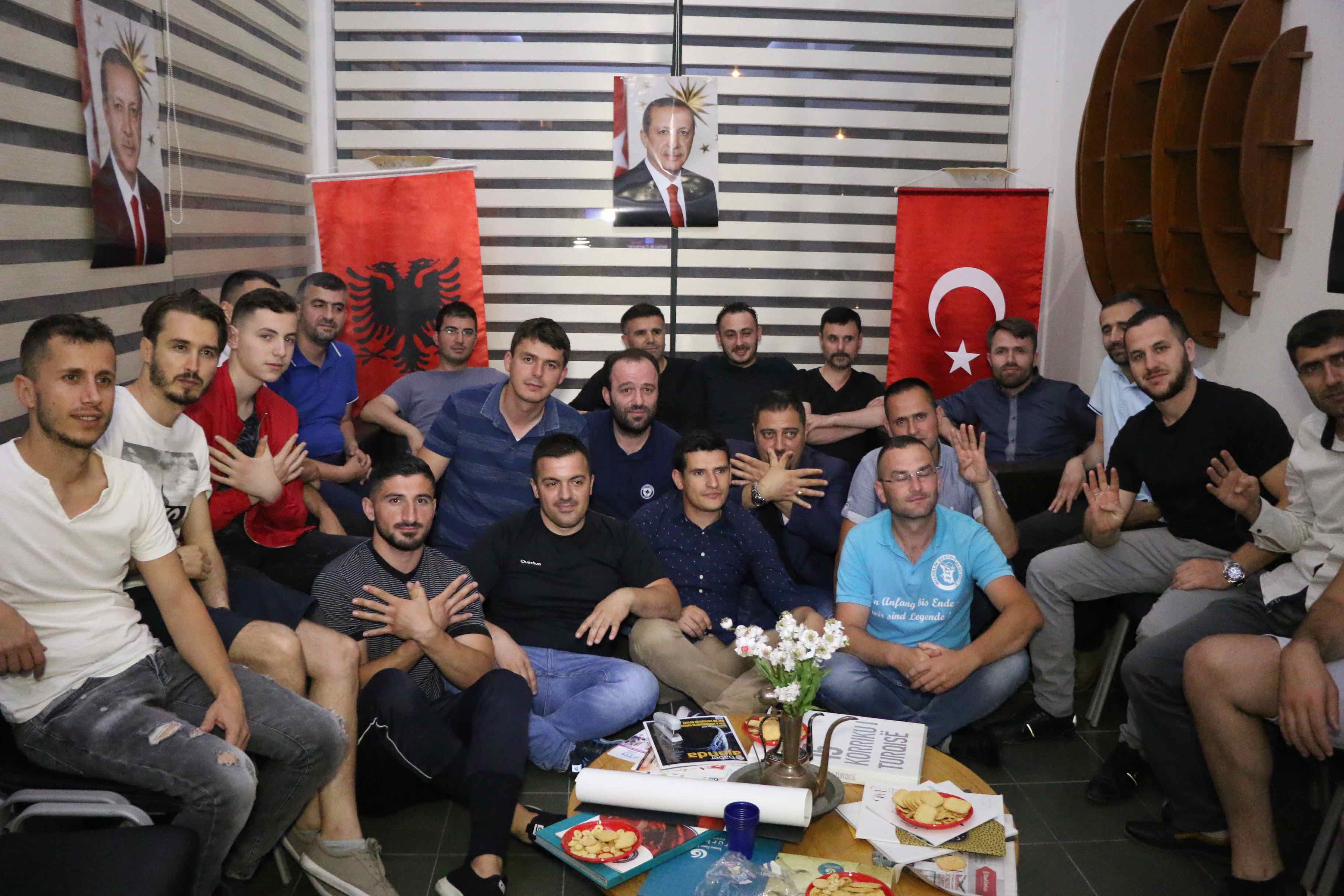 Qytetarët në kryeqytetin e Shqipërisë, Tiranë, kanë festuar suksesin e arritur nga presidenti turk, Recep Tayyip Erdoğan, i cili fitoi zgjedhjet e mbajtura sot në Turqi. Në disa lokale qytetarët kanë festuar teksa ndiqnin edhe rezultatet e zgjedhjeve në Turqi. ( Olsi Shehu - Anadolu Agency )