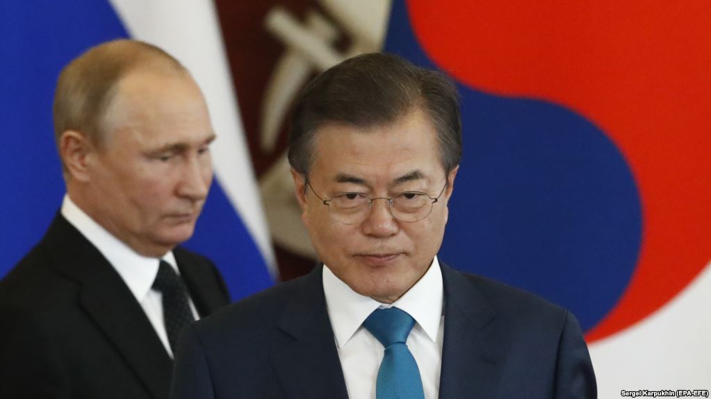 epa06830904 South Korean President Moon Jae-in (R) and Russian President Vladimir Putin (L) arrive for a news conference following the talks at the Kremlin in Moscow, Russia, 22 June 2018. South Korean President Moon Jae-in pays a 3-day official visit to Russia from 21 to 23 June.  EPA-EFE/SERGEI KARPUKHIN / POOL