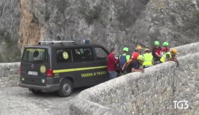 Nel fermo immagine tratto dal Tg3 i soccorsi dopo la piena del torrente Raganello a Civita (Cosenza), 20 agosto 2018. Sarebbero cinque, secondo la protezione civile nazionale, i morti provocati dall'ondata del torrente Raganello a Civita. Tra loro una giovane ragazza non ancora identificata ed il cui corpo è stato recuperato. Altre 12 persone sono state individuate e sono in corso le operazioni di recupero da parte dei vigili del fuoco e del soccorso alpino. ANSA/FERMO IMMAGINE TG3 +++EDITORIAL USE ONLY - NO SALE+++