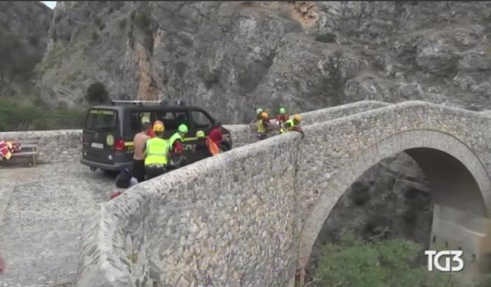 Nel fermo immagine tratto dal Tg3 i soccorsi dopo la piena del torrente Raganello a Civita (Cosenza), 20 agosto 2018. Sarebbero cinque, secondo la protezione civile nazionale, i morti provocati dall'ondata del torrente Raganello a Civita. Tra loro una giovane ragazza non ancora identificata ed il cui corpo è stato recuperato. Altre 12 persone sono state individuate e sono in corso le operazioni di recupero da parte dei vigili del fuoco e del soccorso alpino. ANSA/FERMO IMMAGINE TG3 +++EDITORIAL USE ONLY - NO SALE+++
