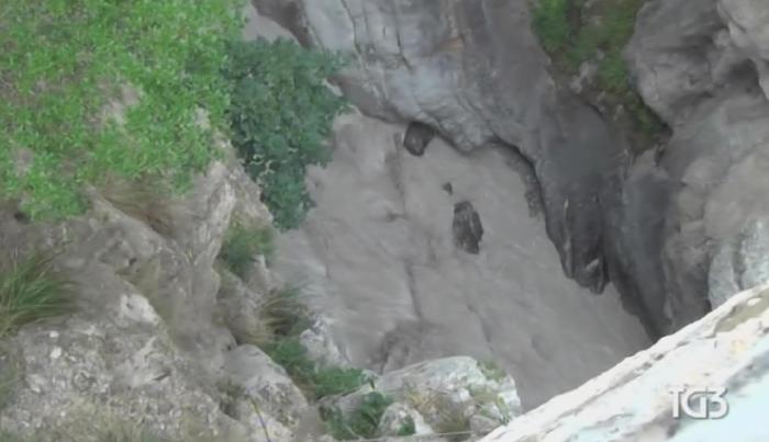 Nel fermo immagine tratto dal Tg3 i soccorsi dopo la piena del torrente Raganello a Civita (Cosenza), 20 agosto 2018. Sarebbero cinque, secondo la protezione civile nazionale, i morti provocati dall'ondata del torrente Raganello a Civita. Tra loro una giovane ragazza non ancora identificata ed il cui corpo è stato recuperato. Altre 12 persone sono state individuate e sono in corso le operazioni di recupero da parte dei vigili del fuoco e del soccorso alpino. ANSA/FERMO IMMAGINE TG3 +++EDITORIAL USE ONLY - NO SALE+++