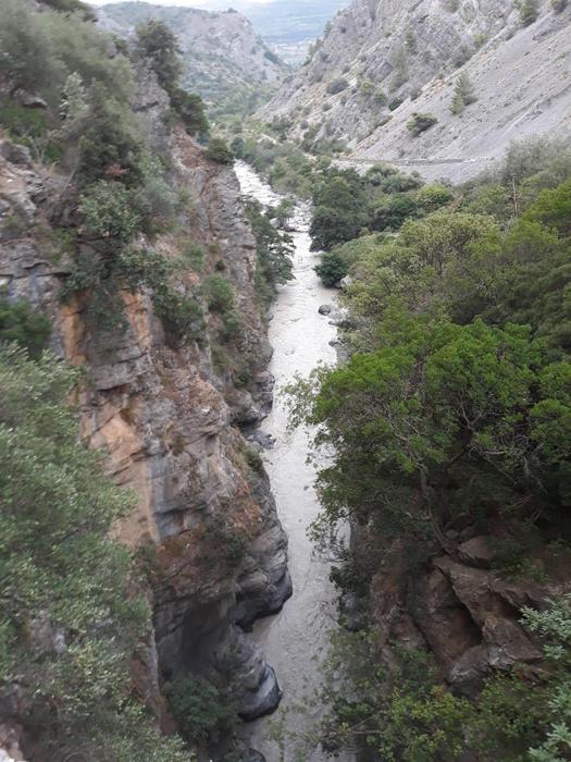 Una veduta delle gole del torrente Raganello, teatro della tragedia, Civita (Cosenza), 20 agosto 2018. Sarebbero cinque, secondo la protezione civile nazionale, i morti provocati dall'ondata del torrente Raganello a Civita. Tra loro una giovane ragazza non ancora identificata ed il cui corpo è stato recuperato. Altre 12 persone sono state individuate e sono in corso le operazioni di recupero da parte dei vigili del fuoco e del soccorso alpino. ANSA/ANTONIO IANNICELLI