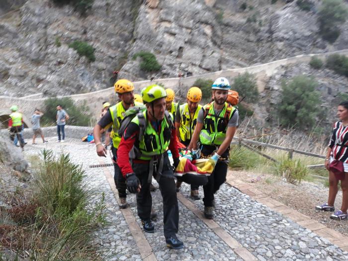 Recupero di un escursionista che si trovava nelle Gole del Raganello dove la piena del torrente ha provocato vittime, Civita (Cosenza), 20 agosto 2018. Sarebbero cinque, secondo la protezione civile nazionale, i morti provocati dall'ondata del torrente Raganello a Civita. Tra loro una giovane ragazza non ancora identificata ed il cui corpo è stato recuperato. Altre 12 persone sono state individuate e sono in corso le operazioni di recupero da parte dei vigili del fuoco e del soccorso alpino. ANSA/ANTONIO IANNICELLI