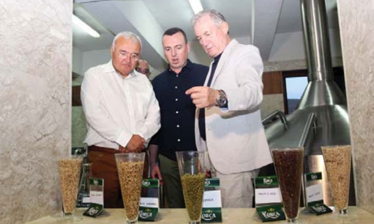 Presidenti i “Birra Korça”, Hysenbelliu, me ambasadorin e Rumanisë, Mircea Perpelea, në ambientet e fabrikës