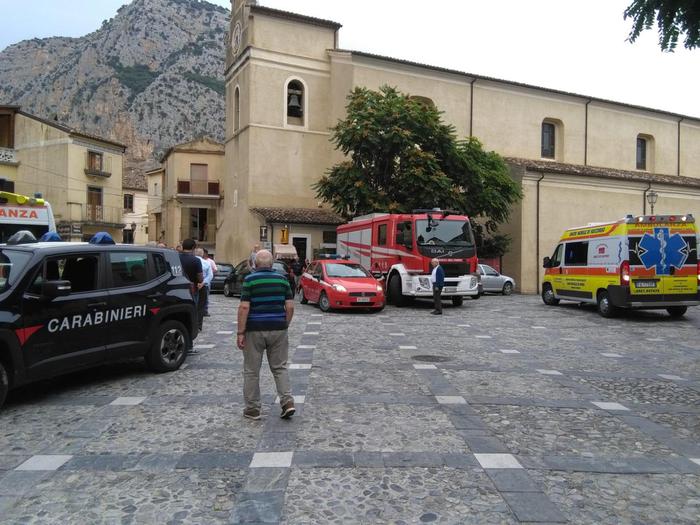 La piazza luogo di raccolta dei soccorsi, Civita (Cosenza), 20 agosto 2018. Sarebbero cinque, secondo la protezione civile nazionale, i morti provocati dall'ondata del torrente Raganello a Civita. Tra loro una giovane ragazza non ancora identificata ed il cui corpo è stato recuperato. Altre 12 persone sono state individuate e sono in corso le operazioni di recupero da parte dei vigili del fuoco e del soccorso alpino. ANSA/CLEMENTE ANGOTTI