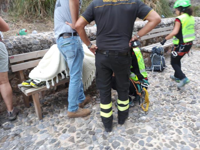 Recupero di un escursionista che si trovava nelle Gole del Raganello dove la piena del torrente ha provocato vittime, Civita (Cosenza), 20 agosto 2018. Sarebbero cinque, secondo la protezione civile nazionale, i morti provocati dall'ondata del torrente Raganello a Civita. Tra loro una giovane ragazza non ancora identificata ed il cui corpo è stato recuperato. Altre 12 persone sono state individuate e sono in corso le operazioni di recupero da parte dei vigili del fuoco e del soccorso alpino. ANSA/ANTONIO IANNICELLI