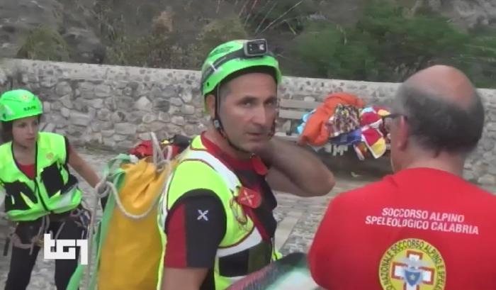 Nel fermo immagine tratto dal Tg1 i soccorsi dopo la piena del torrente Raganello a Civita (Cosenza), 20 agosto 2018. Sarebbero cinque, secondo la protezione civile nazionale, i morti provocati dall'ondata del torrente Raganello a Civita. Tra loro una giovane ragazza non ancora identificata ed il cui corpo è stato recuperato. Altre 12 persone sono state individuate e sono in corso le operazioni di recupero da parte dei vigili del fuoco e del soccorso alpino. ANSA/FERMO IMMAGINE TG1 +++EDITORIAL USE ONLY - NO SALE+++