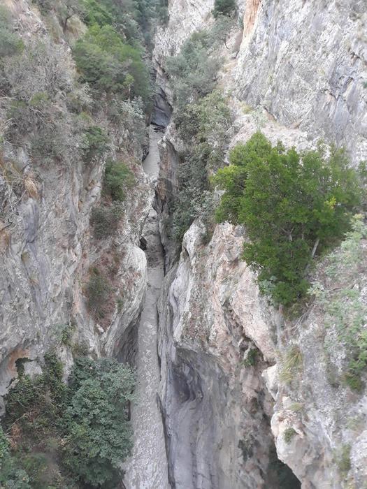 Una veduta delle gole del torrente Raganello, teatro della tragedia, Civita (Cosenza), 20 agosto 2018. Sarebbero cinque, secondo la protezione civile nazionale, i morti provocati dall'ondata del torrente Raganello a Civita. Tra loro una giovane ragazza non ancora identificata ed il cui corpo è stato recuperato. Altre 12 persone sono state individuate e sono in corso le operazioni di recupero da parte dei vigili del fuoco e del soccorso alpino. ANSA/ANTONIO IANNICELLI