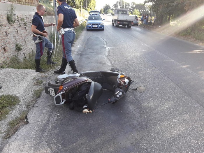 FANO (PESARO URBINO), 16 AGO - Con scooter si schianta contro guard-rail, muore pap?? 21enne.