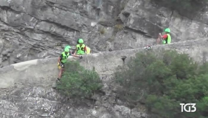 Nel fermo immagine tratto dal Tg3 i soccorsi dopo la piena del torrente Raganello a Civita (Cosenza), 20 agosto 2018. Sarebbero cinque, secondo la protezione civile nazionale, i morti provocati dall'ondata del torrente Raganello a Civita. Tra loro una giovane ragazza non ancora identificata ed il cui corpo è stato recuperato. Altre 12 persone sono state individuate e sono in corso le operazioni di recupero da parte dei vigili del fuoco e del soccorso alpino. ANSA/FERMO IMMAGINE TG3 +++EDITORIAL USE ONLY - NO SALE+++