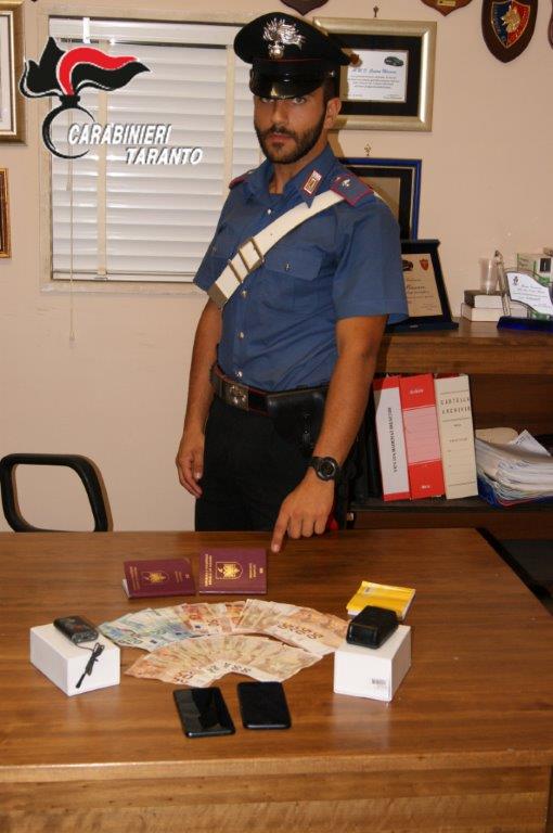 Carabiniere-materiale-in-sequestro