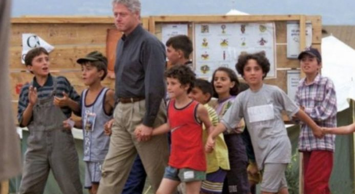 Bill Klinton me fëmijët e refugjatëve kosovarë në Maqedoni