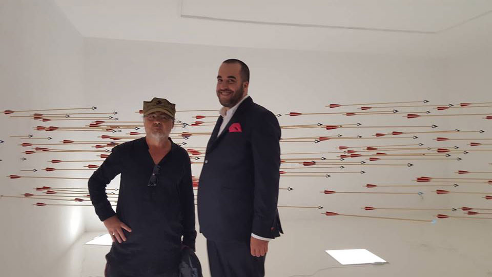 Greg Rama dhe kuratori Vladimir Myrtezaj, dje në hapjen e ekspozitës “Fidem” 