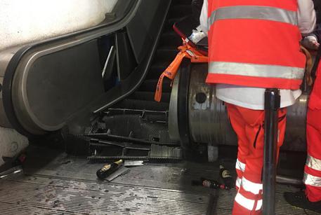 Il cedimento della scala mobile nella stazione Repubblica della metropolitana di Roma, 23 ottobre 2018. ANSA/PERI-PERCOSSI