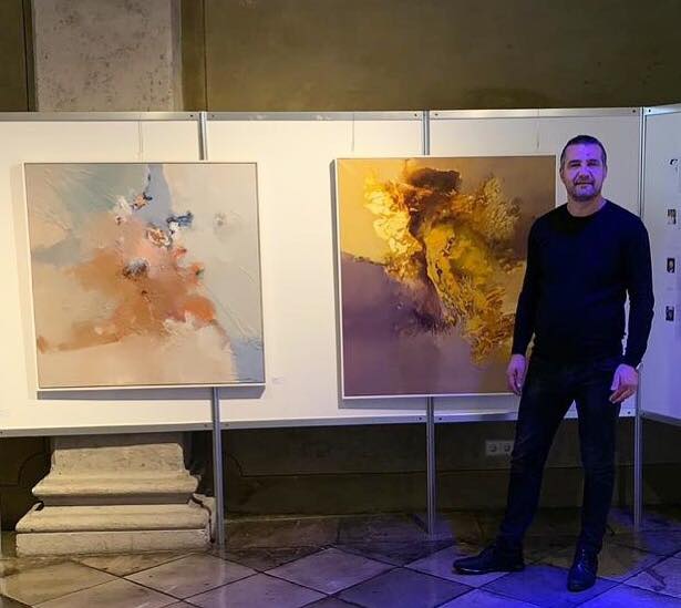 Piktori Admir Përvathi, gjatë hapjes së ekspozitës në Grac të Austrisë