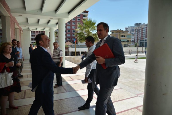 Ish drejtori i dorëhequr i FSDKSH, Astrit Beci me ish ministrin e Shëndetësisë, Ilir Beqaj.