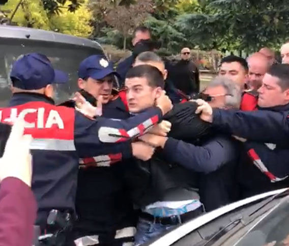 Autori qe hodhi kapsollen kunder polices