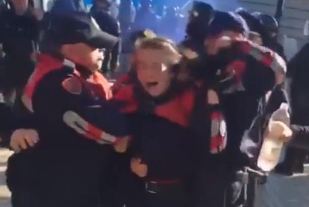 Policja qe humbi gishtat ne proteste, Ina Nuka