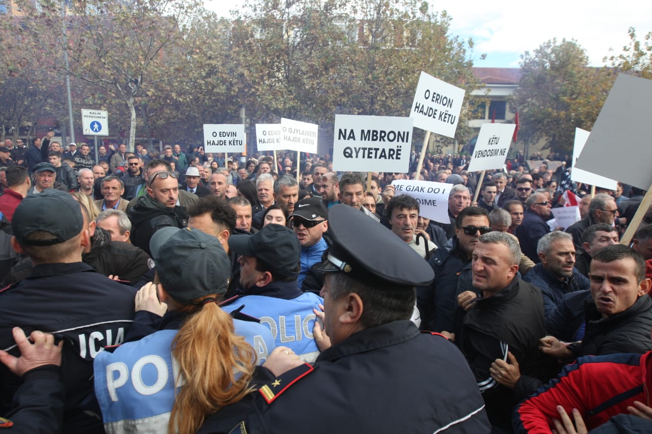 Protesta-Unaza-re-para-parlamentit2