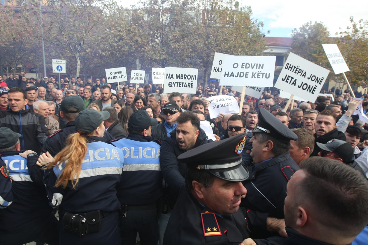 Protesta-Unaza-re-para-parlamentit3