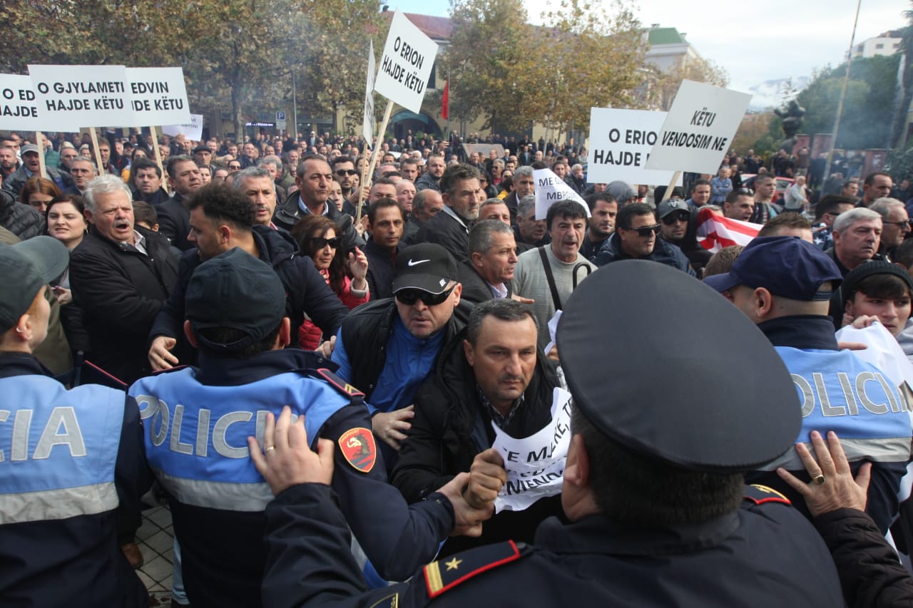 Protesta-Unaza-re-para-parlamentit4